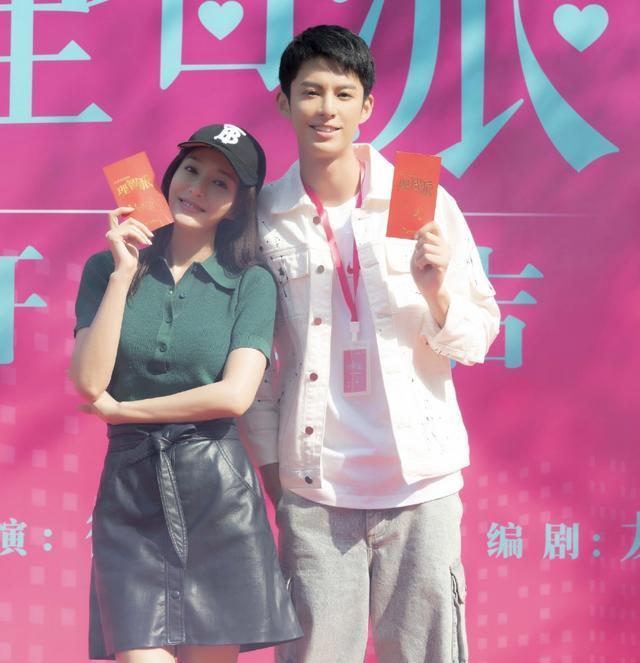 秦岚新剧开机,与小19岁王鹤棣演情侣,网友:毫无违和感