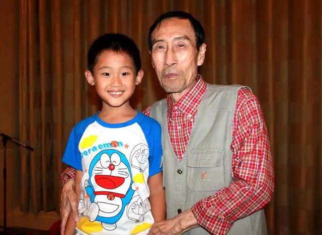 梁音主演的电影回顾：《冰山上的来客》与《三进山城》的感人瞬间