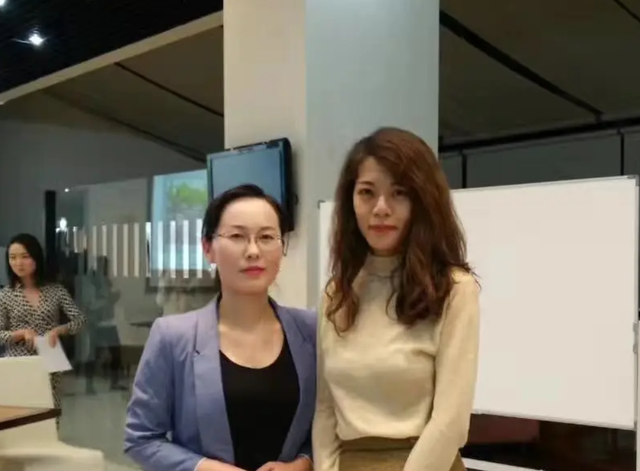 上海某高校女老师走红，外表神似“芭比娃娃”，男生都不敢直视