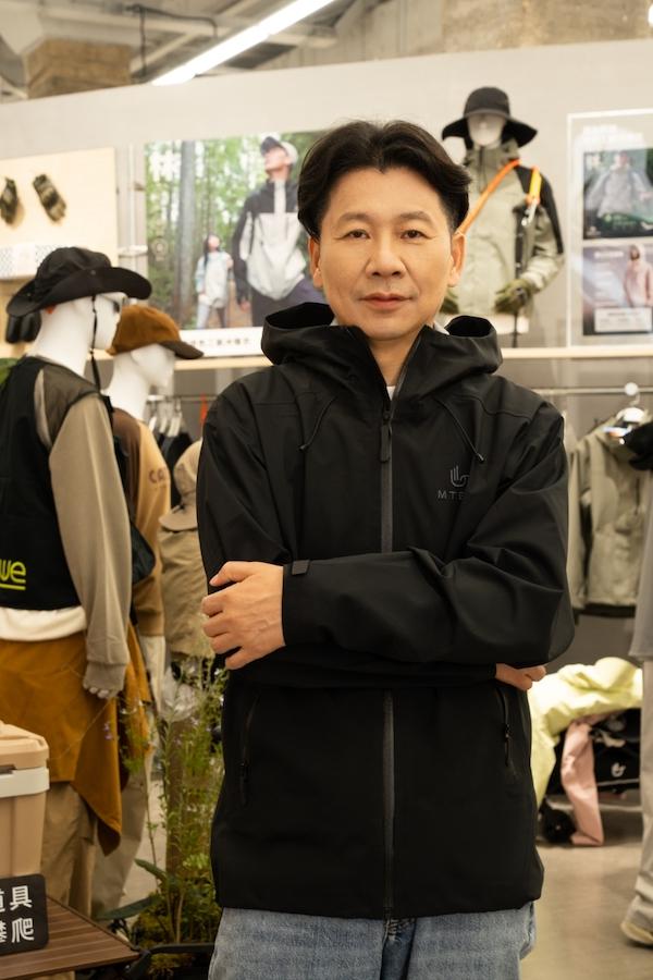 “我这一身帅吧？”董事长周成建现身说法，美特斯邦威进军潮流户外，凭什么平替始祖鸟？
