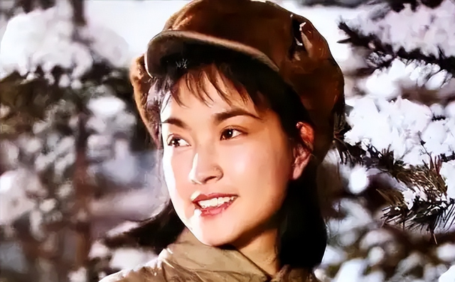 让人唏嘘！一代影星“刘晓庆”老家选墓地，素颜老人装扮引热议