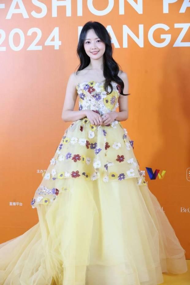 秦牛正威官宣分手后首亮相 穿抹胸花裙气色好