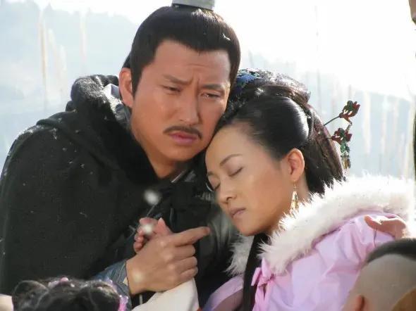 《凤在江湖》播出19年，男主因故退圈，两位女主生活美满