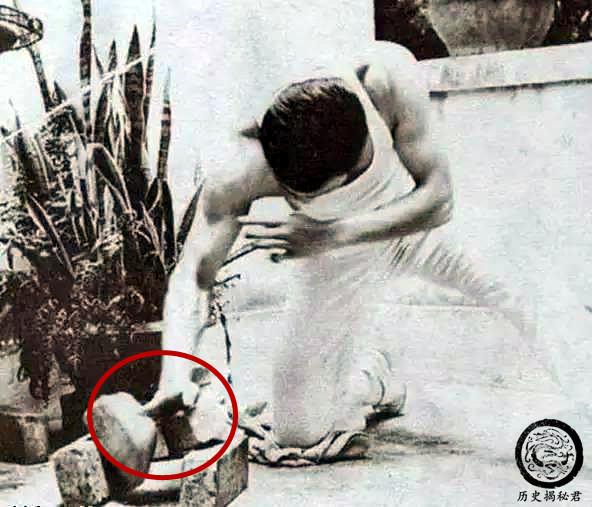 一组李小龙的珍贵训练照:背部肌肉夸张,图九放大后让人惊叹