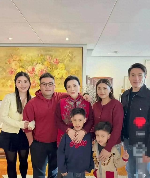 69岁吕良伟过年晒一家人豪宅照，儿子肥硕老婆美，家里摆满年宵花