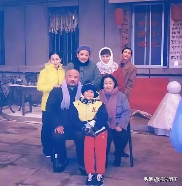 回顾20年前的紧身裤造型，《东北一家人》中的牛小玲真是臀围达人