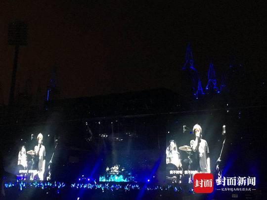 不惧暴雨倾盆 成都歌迷“游泳”去听五月天