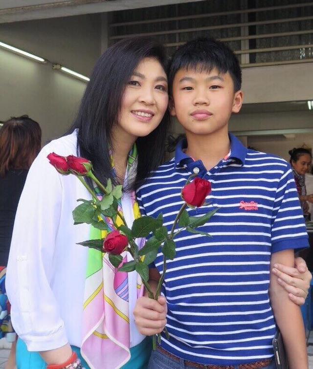 55岁英拉很幸福：全家在迪拜庆祝泼水节，18岁儿子和舅舅一个模子