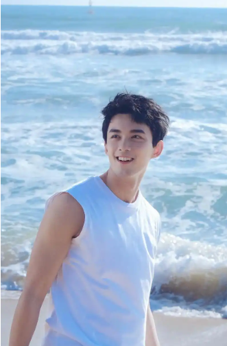 26岁吴磊皮肤黝黑 络腮胡 大秀胸肌和八块腹肌 小孩哥变大叔像胡歌