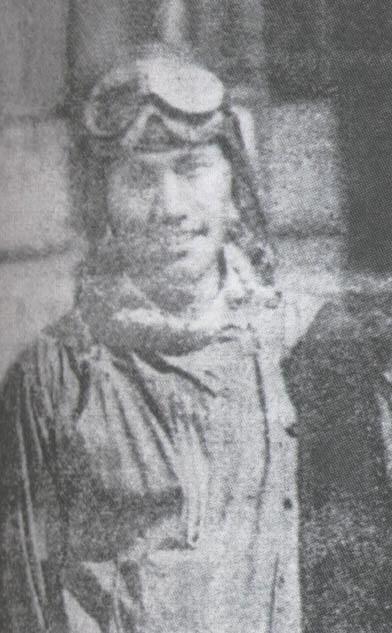 他是新中国首位少数民族飞行员，朝鲜战争时期，飞行装具从未离手