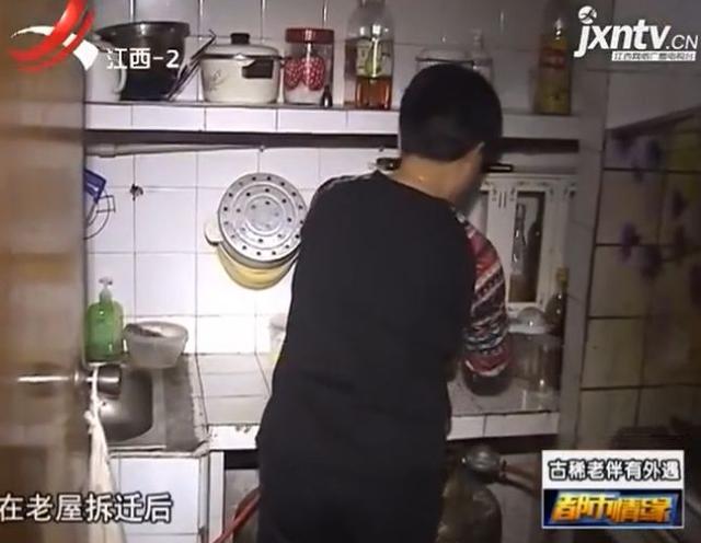 年过七旬 老人背着老伴交40多岁女友 扬言只要没和她领证就没不对