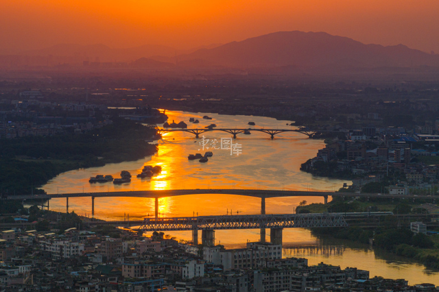 写下“工厂三部曲”,作家丁燕与东莞的时光印记