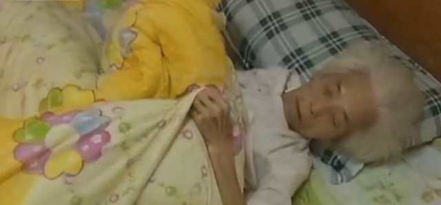 她是身价千万的女强人,无儿无女,晚年资产被保姆转移,落魄无助