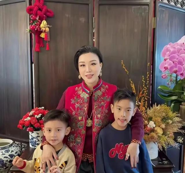 69岁吕良伟过年晒一家人豪宅照，儿子肥硕老婆美，家里摆满年宵花