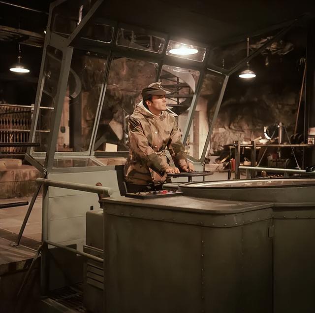 二战经典电影《血染雪山堡》：盟军七人深入虎穴，剧情一波三折