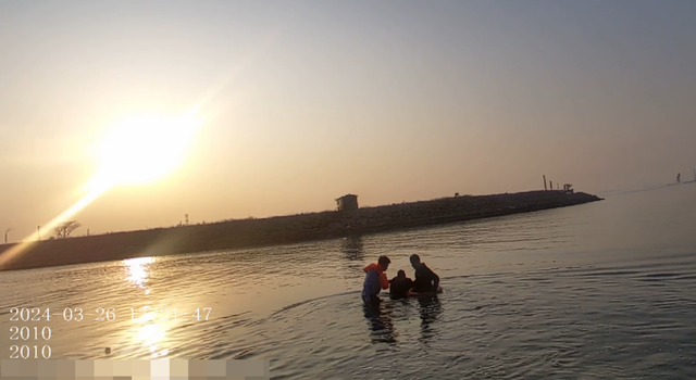 危机时刻！龙口公安成功救助坠海老人 危机时刻！龙口公安成功救助坠海老人