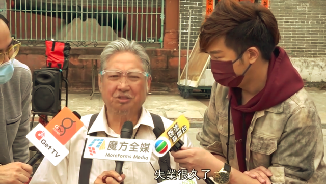 69岁洪金宝身形暴瘦，安居上海亲自现身买菜，坐轮椅俩保镖护航