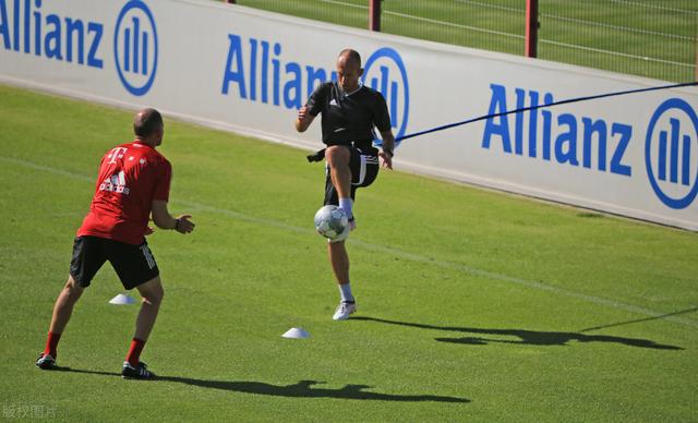 小飞侠复出？惊现拜仁训练场，罗本：非常渴望再次穿上球鞋