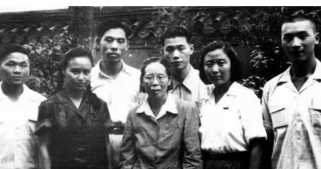 96年李鹏探望帅孟奇，听旁人介绍总理来了，忙纠正：是李鹏，李鹏