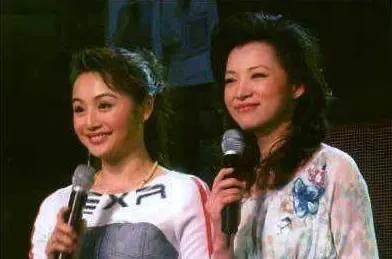 《凤在江湖》播出19年，男主因故退圈，两位女主生活美满