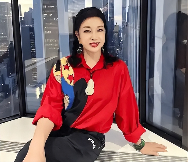 让人唏嘘！一代影星“刘晓庆”老家选墓地，素颜老人装扮引热议