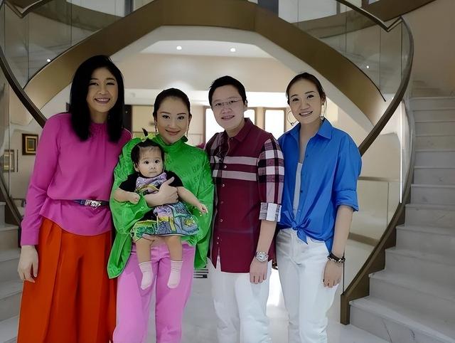 55岁英拉很幸福：全家在迪拜庆祝泼水节，18岁儿子和舅舅一个模子