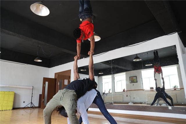 津巴布韦劲舞“四兄弟”：在中国跳动艺术家梦想