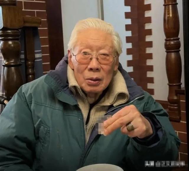 焦晃现状曝光，行动不便靠助行器行走，与小30岁妻子住无电梯顶层