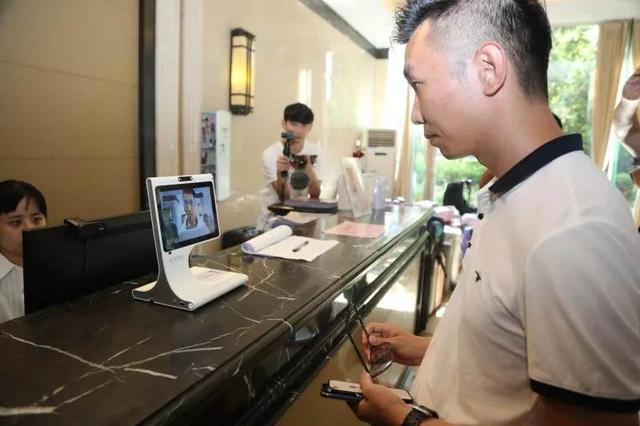 20岁女子为来场免费旅游 到目的地与人开房赚路费