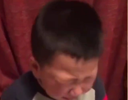 青岛一男孩打疫苗…全程崩溃式求情！针头扎下去的一刻：我要去世了，再见了妈妈