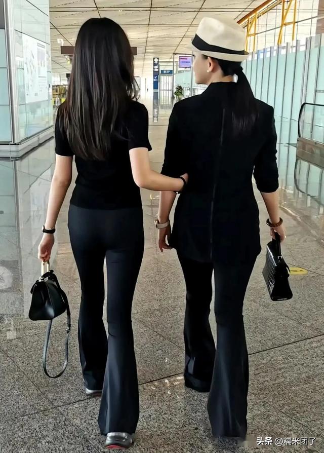 回顾20年前的紧身裤造型，《东北一家人》中的牛小玲真是臀围达人