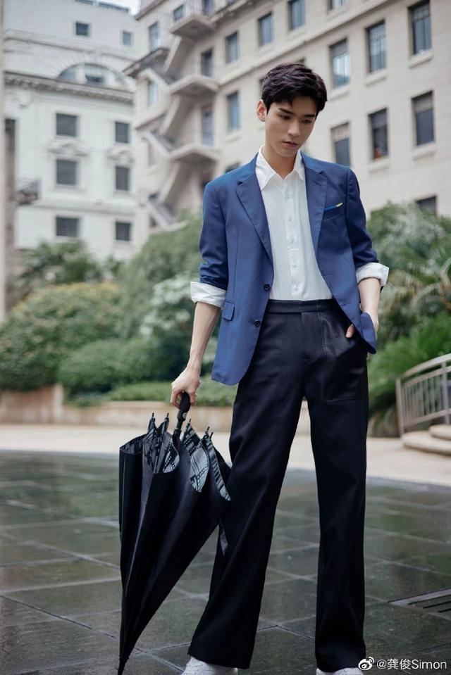 龚俊雨中撑伞氛围感大片 帅气十足