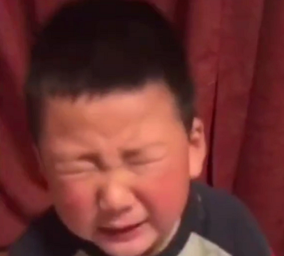 青岛一男孩打疫苗…全程崩溃式求情！针头扎下去的一刻：我要去世了，再见了妈妈