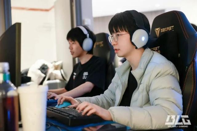 “电竞薛之谦”是个邵阳伢子，17岁参加电竞试训，曾代表中国队亚运会摘铜