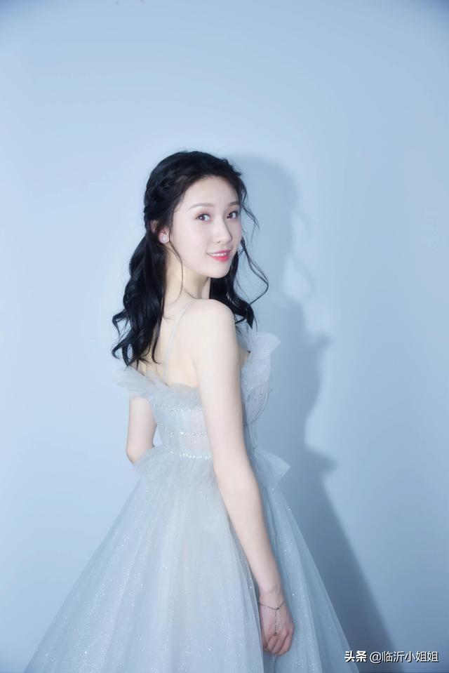 王子璇，高冷的清纯美少女，唯美颜值散发柔情之美，太迷人