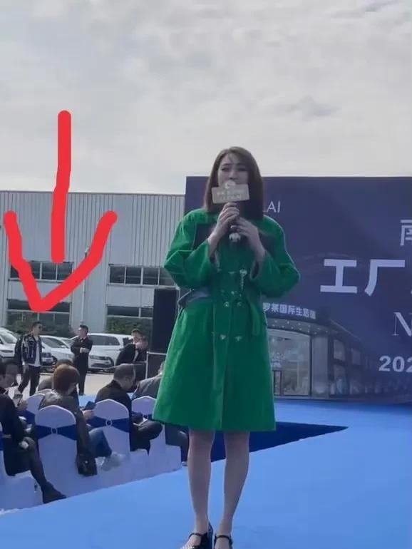 朱茵街头商演被骂！网友：她缺钱吗？年纪这么大了还接乡村小商演