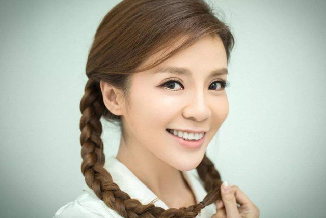 坚强的朱迅：17岁异国患癌，37岁失去父亲，母亲是她一生的痛