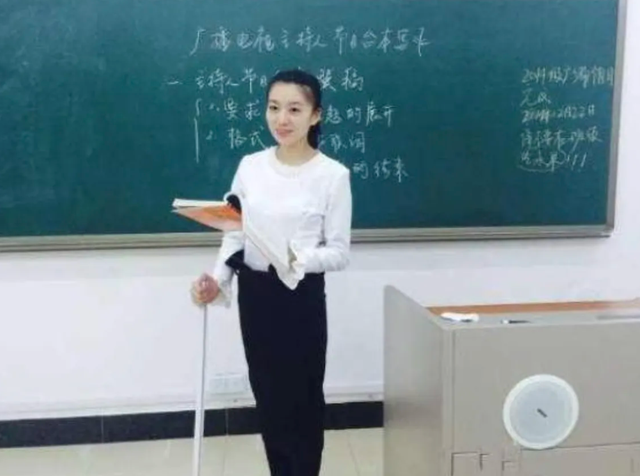 上海某高校女老师走红，外表神似“芭比娃娃”，男生都不敢直视