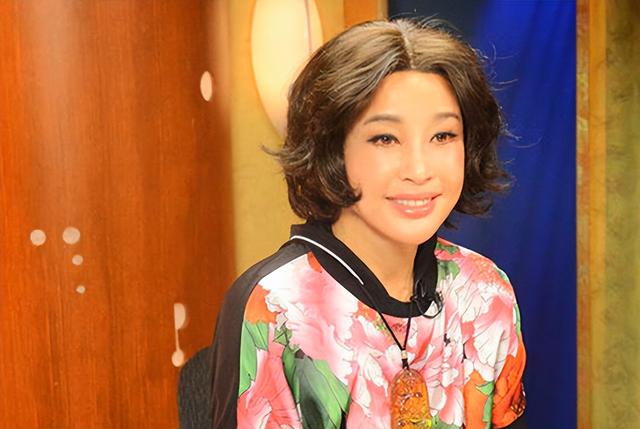 让人唏嘘！一代影星“刘晓庆”老家选墓地，素颜老人装扮引热议