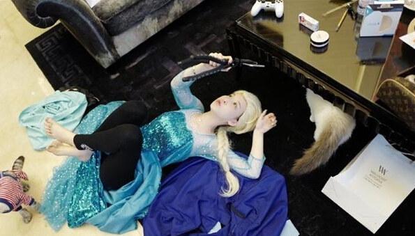 电竞三丑white卢本伟55开反串COS安娜公主