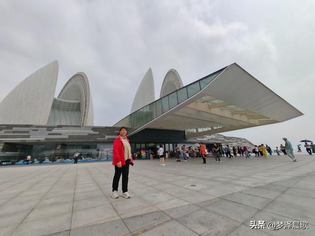 中国唯一建设在海岛上的歌剧院“珠海大剧院”