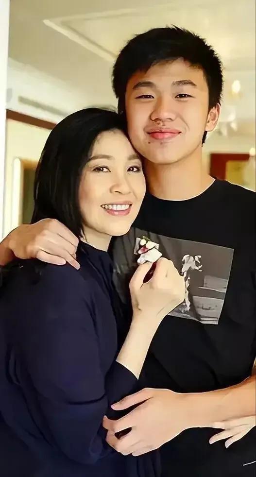 55岁英拉很幸福：全家在迪拜庆祝泼水节，18岁儿子和舅舅一个模子