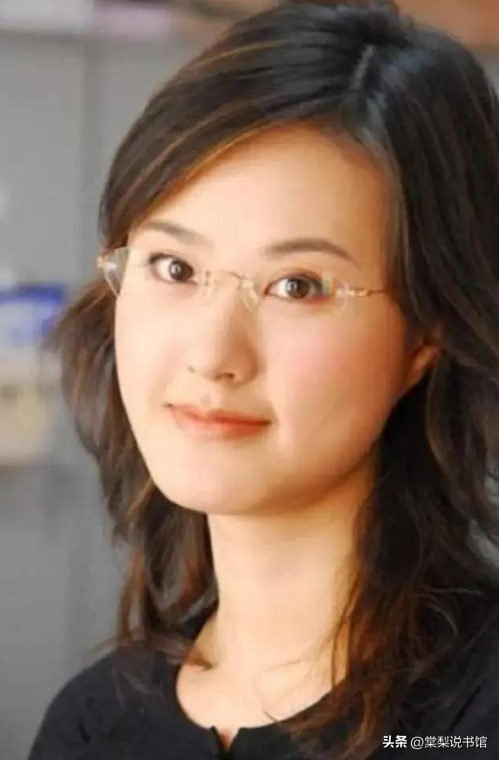 秦方：曾是重庆最美高考状元，今是央视知名女主持，42岁依然单身
