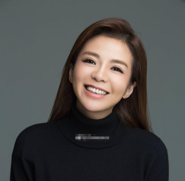 坚强的朱迅：17岁异国患癌，37岁失去父亲，母亲是她一生的痛