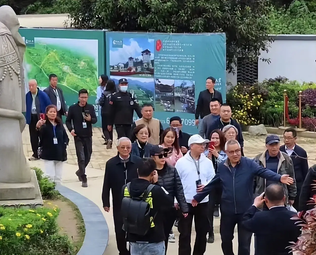 让人唏嘘！一代影星“刘晓庆”老家选墓地，素颜老人装扮引热议