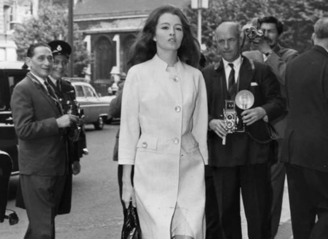 从贫家女到交际花，曾因美貌搅动英国政坛，晚年沦为落魄大妈