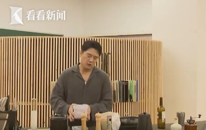 单人剧《低音大提琴》：一个人、一把琴成就一出戏