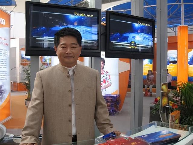 主持人肖东坡：一婚娶校花妻子遭离婚，与女商人55天闪婚获幸福