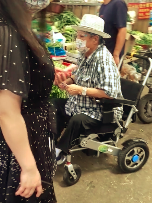 69岁洪金宝身形暴瘦，安居上海亲自现身买菜，坐轮椅俩保镖护航