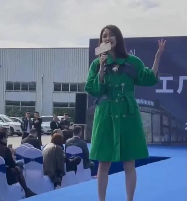 朱茵街头商演被骂！网友：她缺钱吗？年纪这么大了还接乡村小商演
